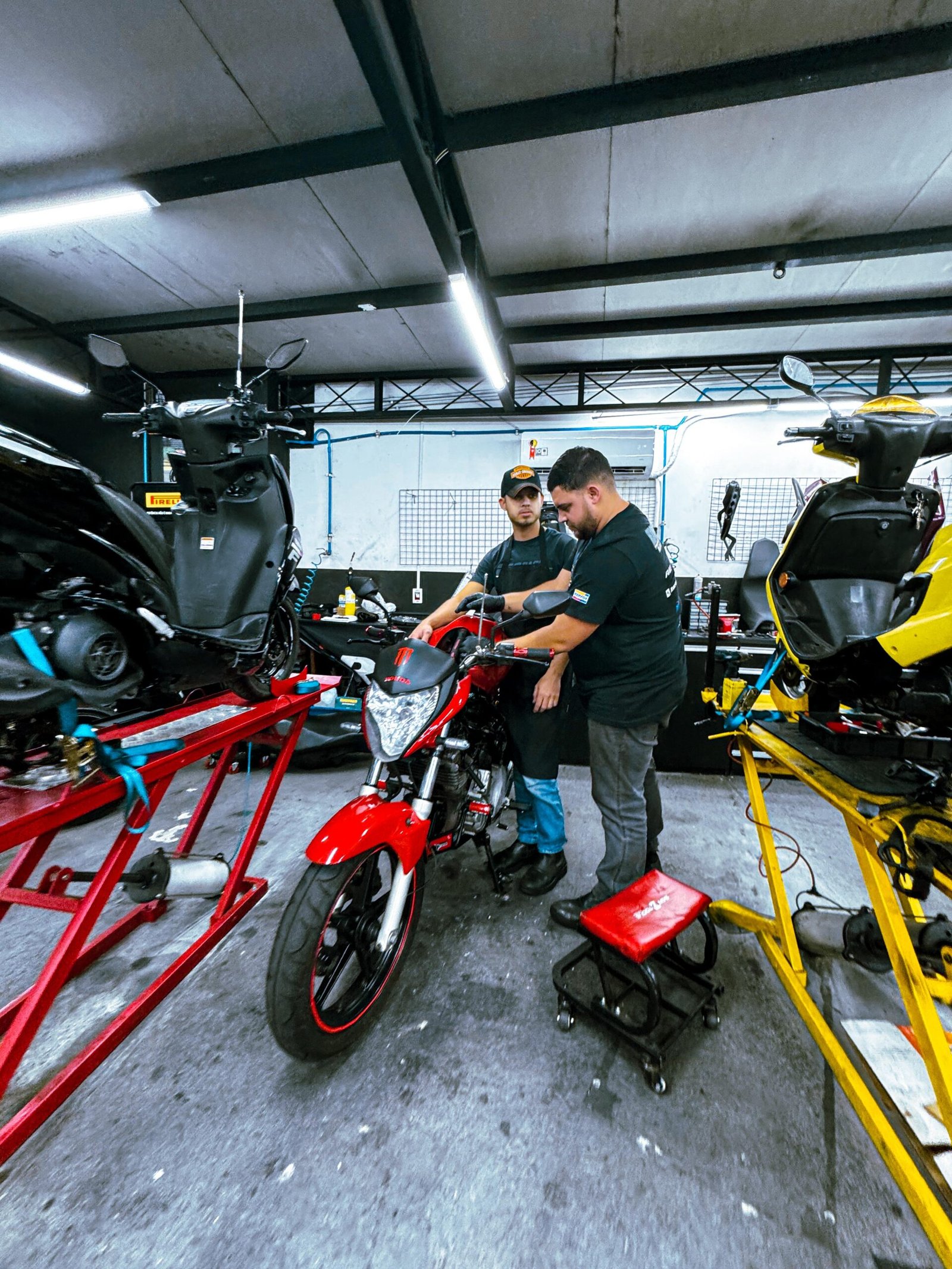 oficina de moto 212 Race Garage